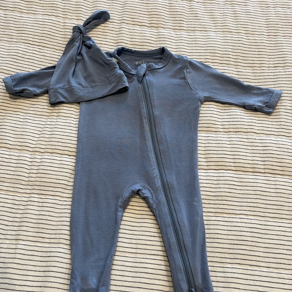 Kyte Slate Blue zipper footie pajamas and knotted hat